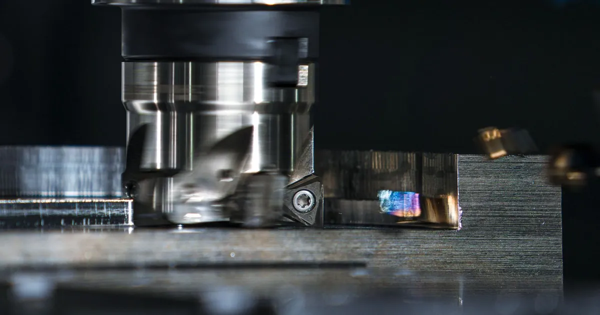 Face milling cutter with indexable inserts roughing a steel block, an example of heavy roughing tools
